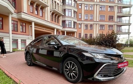 Toyota Camry, 2021 год, 3 200 000 рублей, 2 фотография