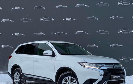 Mitsubishi Outlander III рестайлинг 3, 2019 год, 2 098 800 рублей, 3 фотография