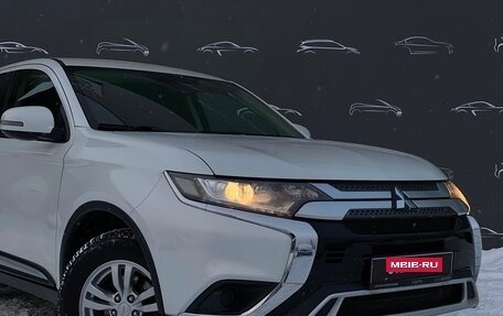 Mitsubishi Outlander III рестайлинг 3, 2019 год, 2 098 800 рублей, 23 фотография