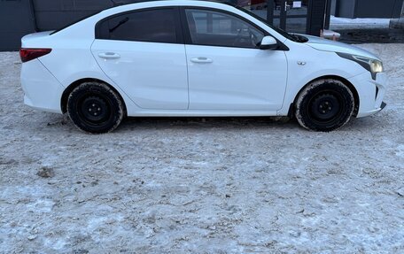 KIA Rio IV, 2020 год, 900 000 рублей, 3 фотография