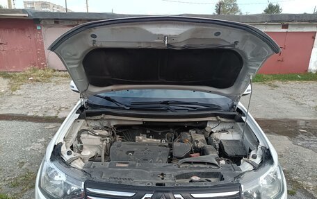 Mitsubishi Outlander III рестайлинг 3, 2013 год, 1 750 000 рублей, 6 фотография