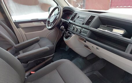 Volkswagen Caravelle T6 рестайлинг, 2016 год, 2 250 000 рублей, 8 фотография