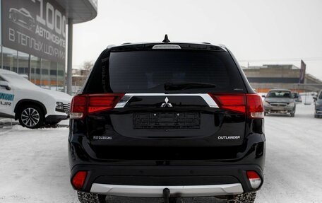 Mitsubishi Outlander III рестайлинг 3, 2017 год, 2 000 000 рублей, 6 фотография