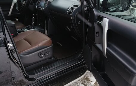 Toyota Land Cruiser Prado 150 рестайлинг 2, 2017 год, 4 350 000 рублей, 5 фотография