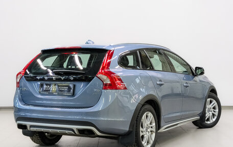 Volvo V60 Cross Country II, 2018 год, 2 990 000 рублей, 5 фотография
