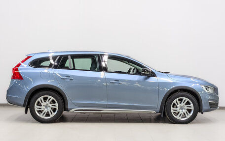 Volvo V60 Cross Country II, 2018 год, 2 990 000 рублей, 4 фотография