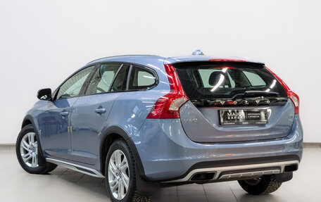 Volvo V60 Cross Country II, 2018 год, 2 990 000 рублей, 7 фотография