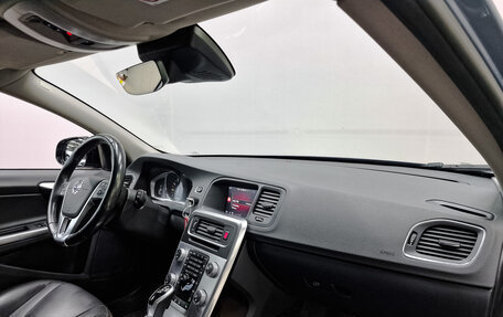 Volvo V60 Cross Country II, 2018 год, 2 990 000 рублей, 13 фотография