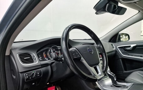 Volvo V60 Cross Country II, 2018 год, 2 990 000 рублей, 15 фотография