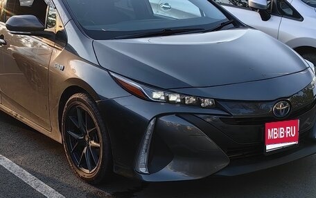 Toyota Prius IV XW50, 2017 год, 1 800 000 рублей, 1 фотография
