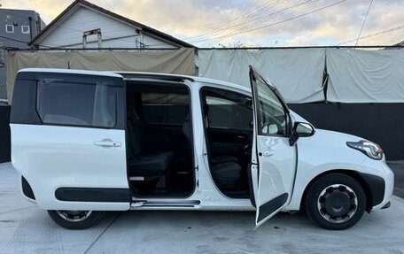 Toyota Sienta, 2023 год, 1 424 000 рублей, 10 фотография