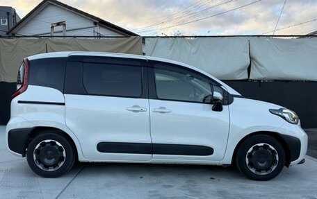 Toyota Sienta, 2023 год, 1 424 000 рублей, 5 фотография