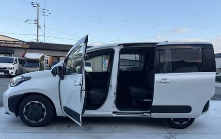 Toyota Sienta, 2023 год, 1 424 000 рублей, 6 фотография