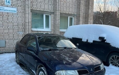 Mitsubishi Carisma I, 2000 год, 145 000 рублей, 1 фотография