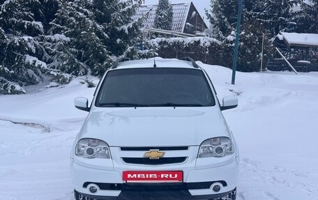 Chevrolet Niva I рестайлинг, 2015 год, 710 000 рублей, 3 фотография