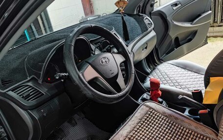 Hyundai Solaris II рестайлинг, 2015 год, 900 000 рублей, 2 фотография