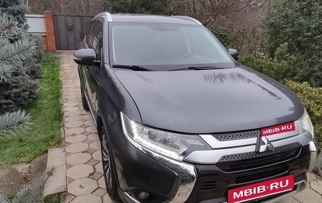 Mitsubishi Outlander III рестайлинг 3, 2019 год, 2 100 000 рублей, 1 фотография