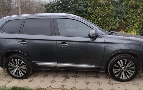 Mitsubishi Outlander III рестайлинг 3, 2019 год, 2 100 000 рублей, 3 фотография