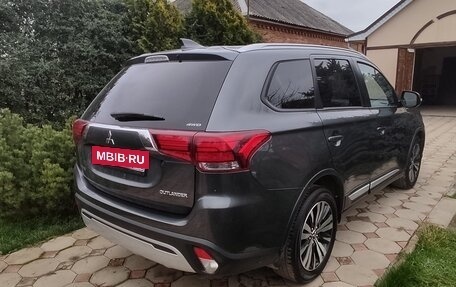 Mitsubishi Outlander III рестайлинг 3, 2019 год, 2 100 000 рублей, 5 фотография