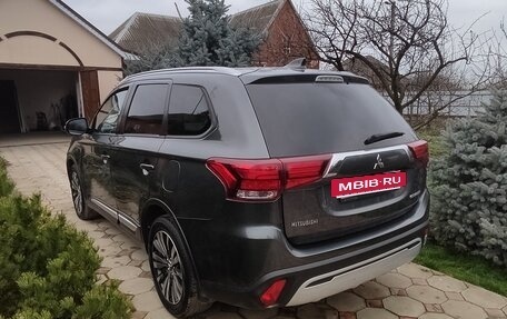 Mitsubishi Outlander III рестайлинг 3, 2019 год, 2 100 000 рублей, 4 фотография