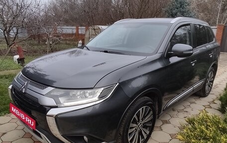 Mitsubishi Outlander III рестайлинг 3, 2019 год, 2 100 000 рублей, 2 фотография