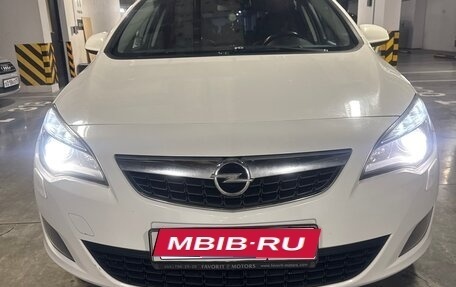 Opel Astra J, 2011 год, 590 000 рублей, 1 фотография