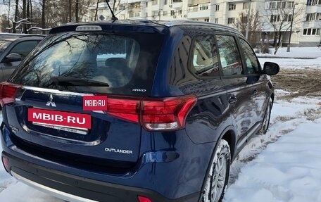 Mitsubishi Outlander III рестайлинг 3, 2015 год, 2 400 000 рублей, 6 фотография