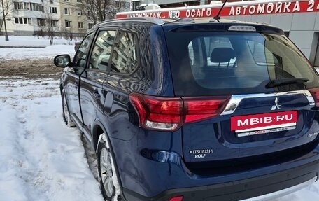 Mitsubishi Outlander III рестайлинг 3, 2015 год, 2 400 000 рублей, 10 фотография