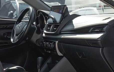 Toyota Yaris XP150 рестайлинг, 2022 год, 1 300 000 рублей, 13 фотография