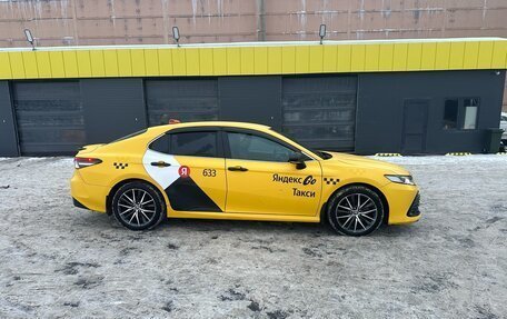 Toyota Camry, 2022 год, 2 200 000 рублей, 4 фотография