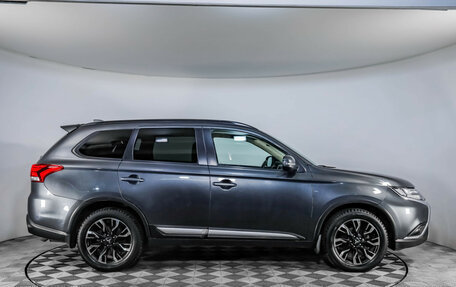 Mitsubishi Outlander III рестайлинг 3, 2021 год, 2 399 000 рублей, 4 фотография