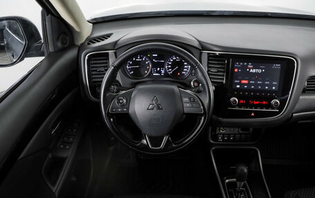 Mitsubishi Outlander III рестайлинг 3, 2021 год, 2 399 000 рублей, 11 фотография