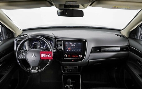 Mitsubishi Outlander III рестайлинг 3, 2021 год, 2 399 000 рублей, 10 фотография