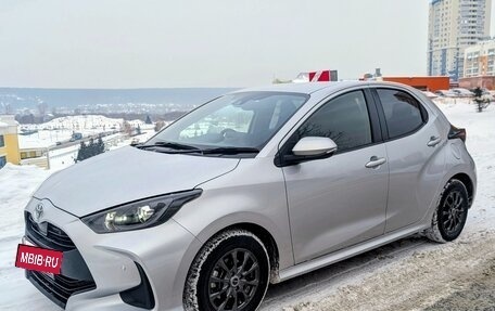 Toyota Yaris, 2020 год, 1 090 000 рублей, 2 фотография