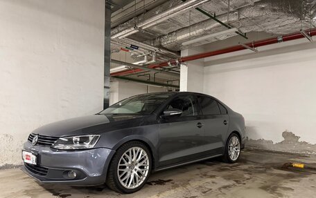 Volkswagen Jetta VI, 2013 год, 999 000 рублей, 2 фотография