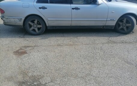 Mercedes-Benz E-Класс, 1997 год, 280 000 рублей, 2 фотография