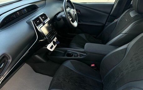 Toyota Prius IV XW50, 2017 год, 2 250 000 рублей, 15 фотография