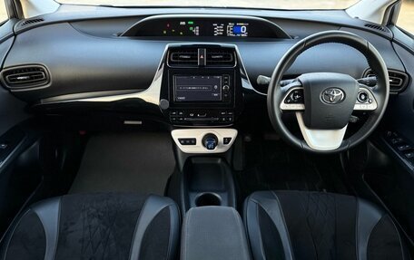 Toyota Prius IV XW50, 2017 год, 2 250 000 рублей, 7 фотография