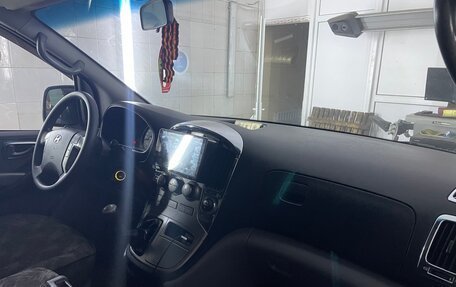 Hyundai Grand Starex Grand Starex I рестайлинг 2, 2011 год, 1 800 000 рублей, 17 фотография