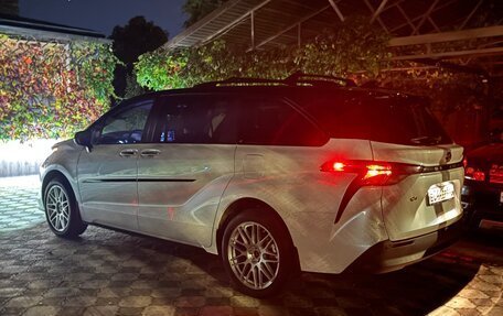 Toyota Sienna, 2023 год, 6 800 000 рублей, 2 фотография