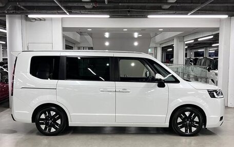 Honda Stepwgn, 2022 год, 1 890 000 рублей, 4 фотография