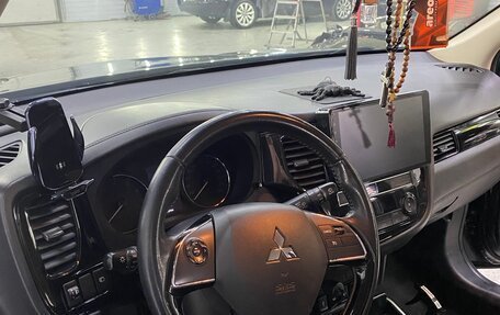 Mitsubishi Outlander III рестайлинг 3, 2019 год, 2 300 000 рублей, 9 фотография