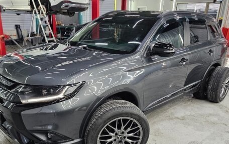 Mitsubishi Outlander III рестайлинг 3, 2019 год, 2 300 000 рублей, 2 фотография