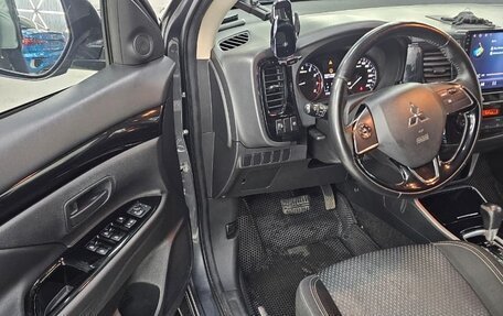 Mitsubishi Outlander III рестайлинг 3, 2019 год, 2 300 000 рублей, 5 фотография