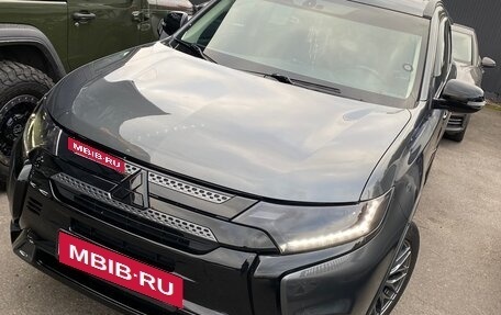 Mitsubishi Outlander III рестайлинг 3, 2019 год, 2 300 000 рублей, 15 фотография