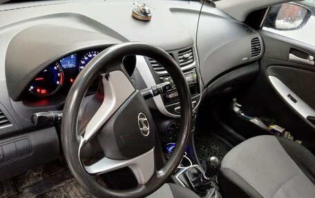 Hyundai Solaris II рестайлинг, 2012 год, 800 000 рублей, 4 фотография