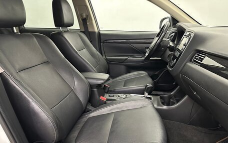 Mitsubishi Outlander III рестайлинг 3, 2016 год, 1 569 000 рублей, 13 фотография