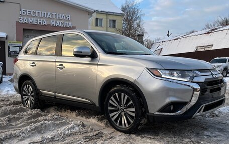 Mitsubishi Outlander III рестайлинг 3, 2019 год, 1 800 000 рублей, 2 фотография