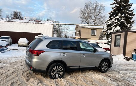Mitsubishi Outlander III рестайлинг 3, 2019 год, 1 800 000 рублей, 3 фотография