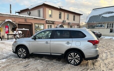 Mitsubishi Outlander III рестайлинг 3, 2019 год, 1 800 000 рублей, 4 фотография